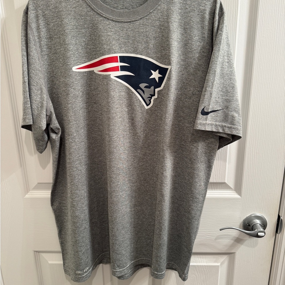 NFL Men's Gray Patriots Logo T-Shirt